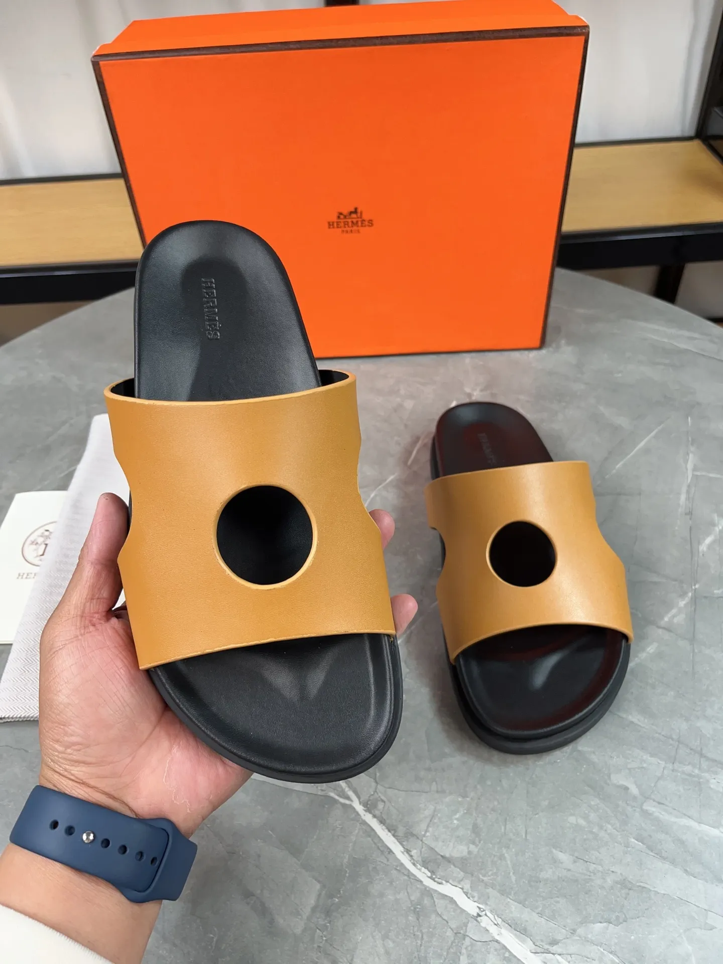 p400🐮🐮H family classic (couple style) Hermes Hermes spring and summer sandals series! Classic style, always popular slippers - sandals, great with any combination! ! ! Upper: imported PU inner lining: imported mixed sheepskin Outsole: Tpu non-slip and wear-resistant outsole Female size: 35-40 (customized at 41) Male size: 39-45 (customized at 39.45)